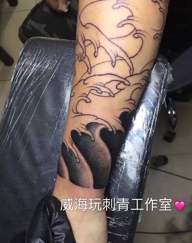 日式浪花包小臂纹身图片