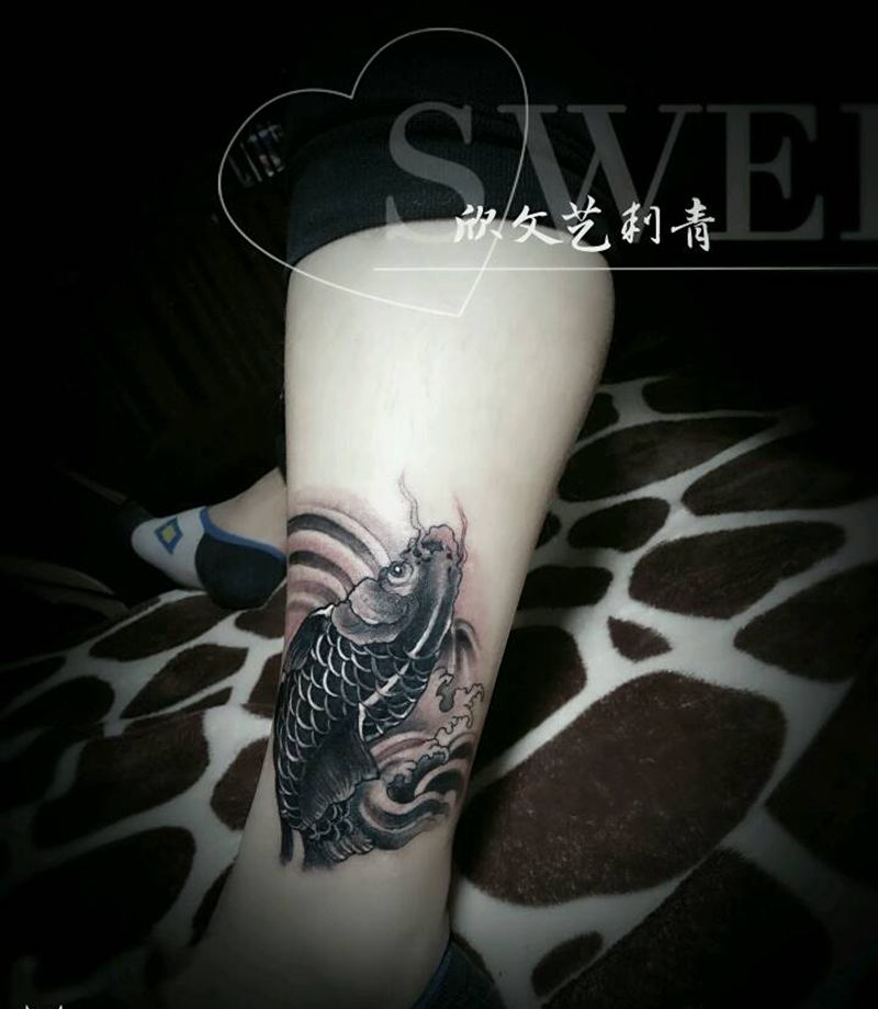 遮盖鲤鱼小作《欣师傅作品》纹身图片_腿部新传统老传统鱼遮盖脚踝纹身图案
