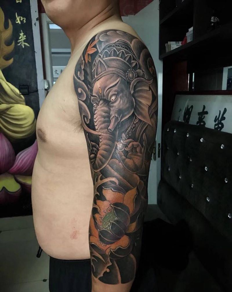 日式花臂象神莲花纹身图片