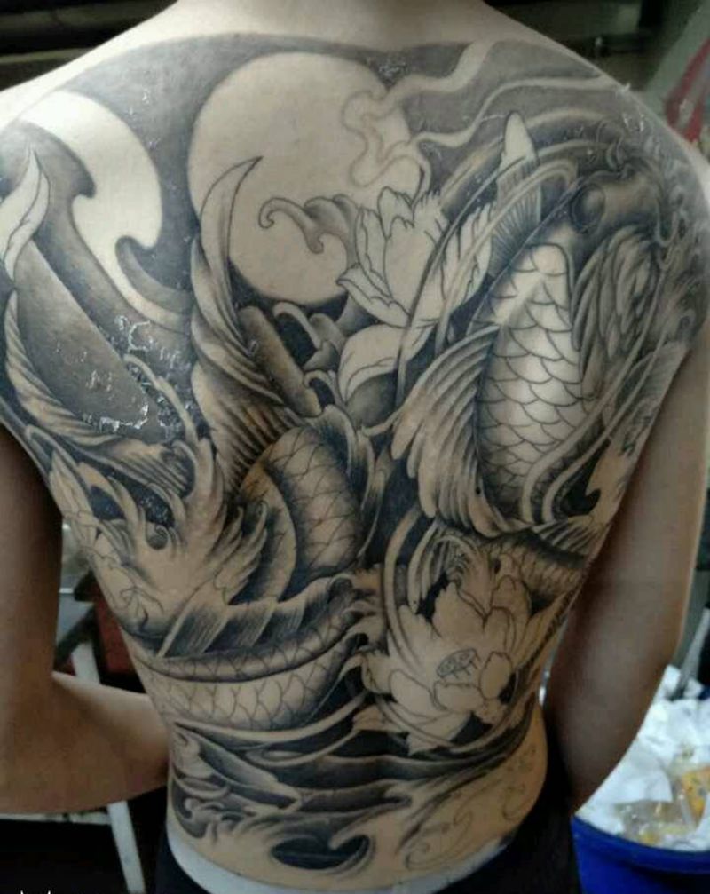 满背鲤鱼！纹身图片