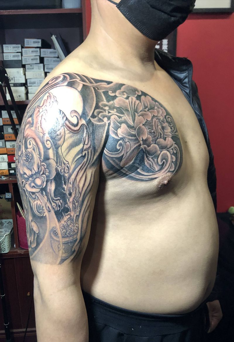 富贵招财半甲《旺师傅作品》纹身图片_肩部胸部新传统貔貅牡丹半甲纹身图案