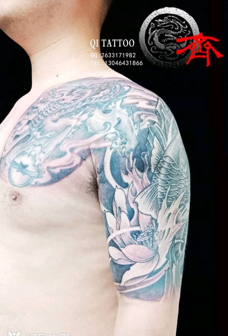 大臂鲤鱼纹身图片_肩部手臂新传统纹身图案