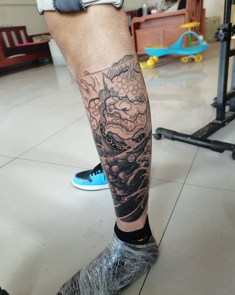 唐狮子纹身图片_腿部新传统纹身图案