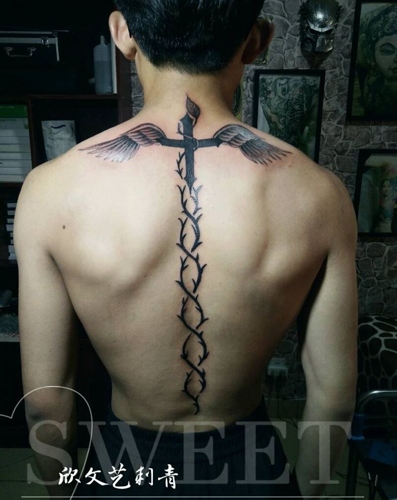 十字架翅膀纹身图片_背部图腾欧美写实十字架翅膀个性纹身图案