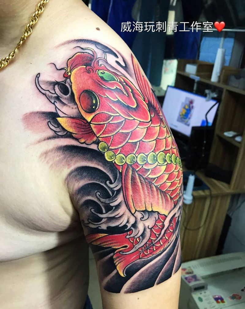 大臂鲤鱼纹身图片