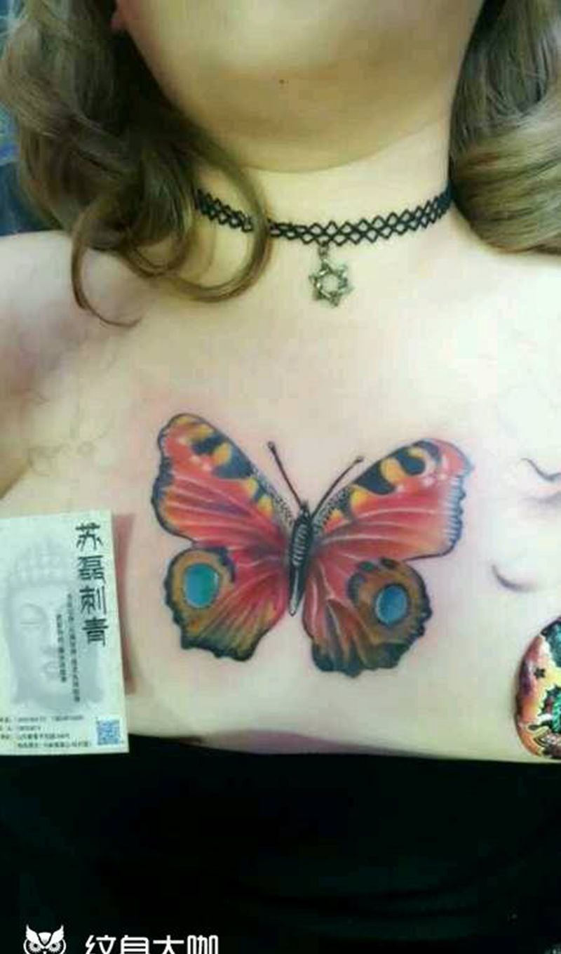 前胸蝴蝶纹身图片