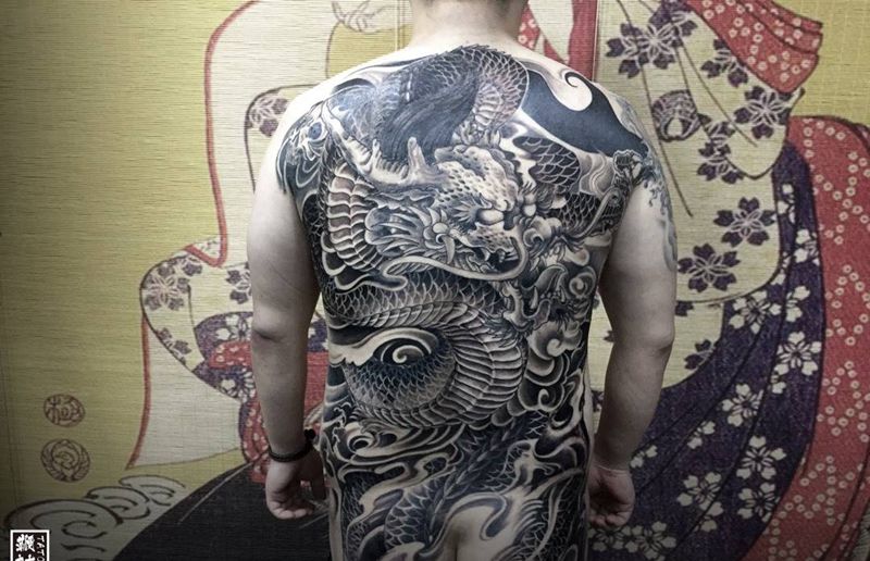 龙•背纹身图片_背部新传统龙纹身图案