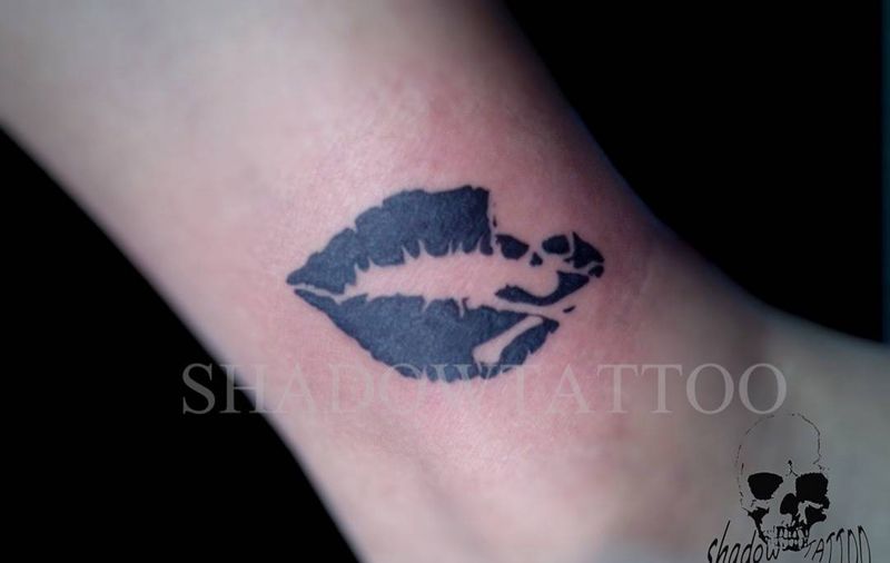 唇印纹身图片_成品腿部清新图腾纹身图案