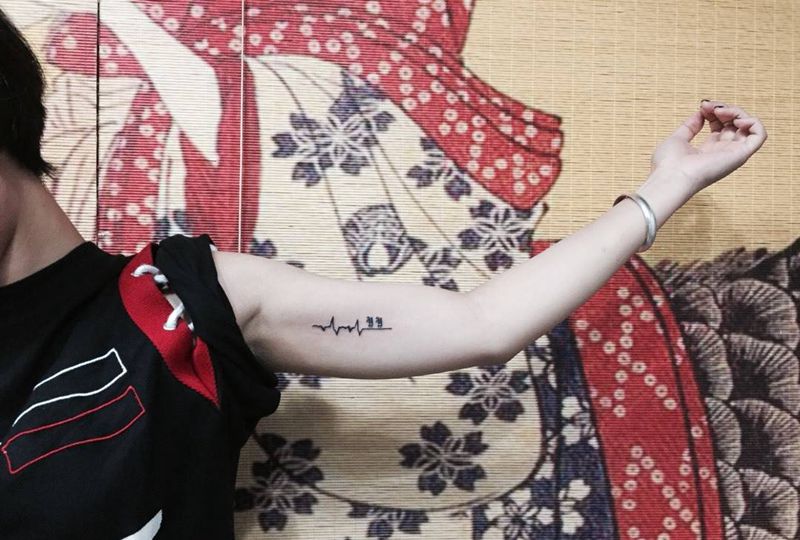 大臂内侧心电图YY纹身图片_成品手臂肖像习俗字符几何纹身图案