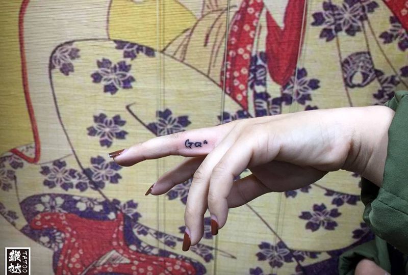 一个小小的[耶]纹身图片_手部花体字纹身图案