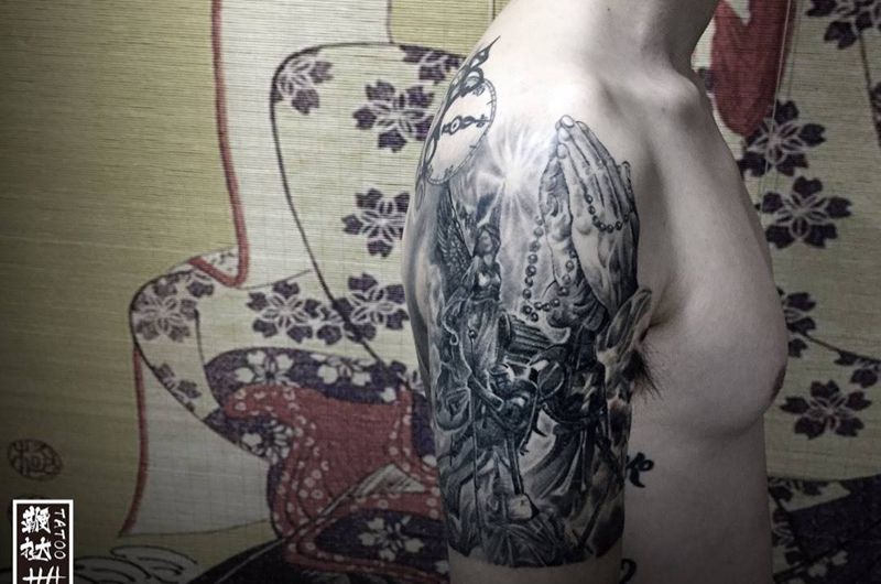 大臂十字军东征纹身图片_手臂欧美写实天使祈祷之手十字军纹身图案