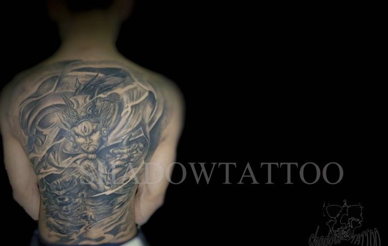 二郎神纹身图片_成品背部宗教黑灰纹身图案