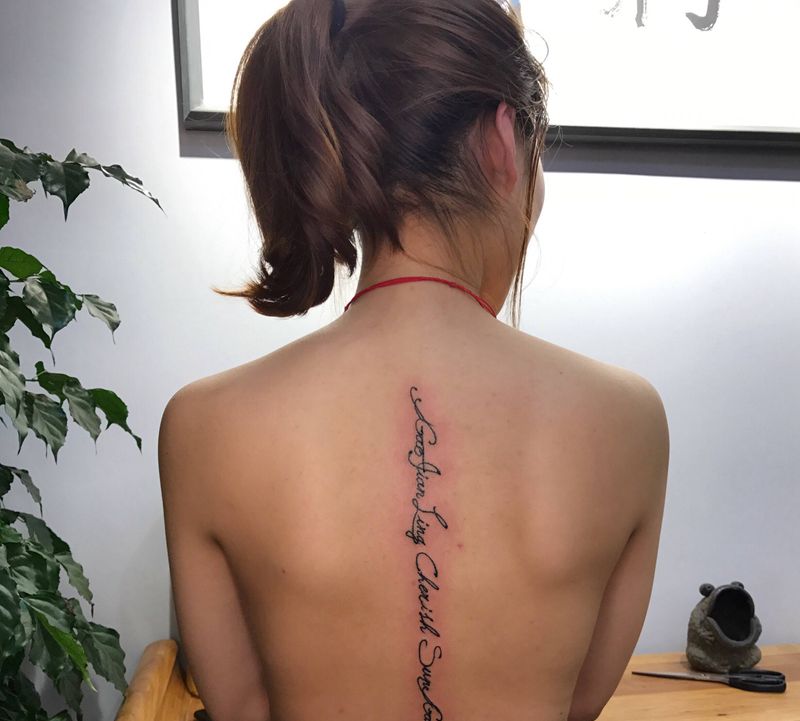 脊柱英文纹身图片_背部腰部花体字脊柱英文字母花体英文纹身图案
