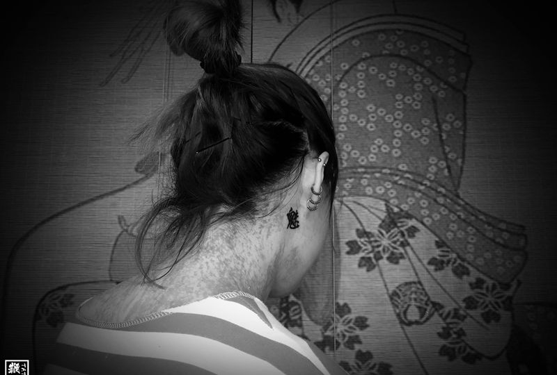 魅纹身图片_颈部纹身图案