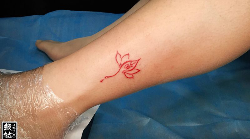 一朵小莲花纹身图片_腿部莲花纹身图案