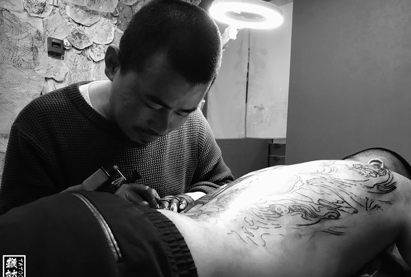 今日收工，明天搞定这幅社会画纹身图片_背部新传统黑白无常纹身图案