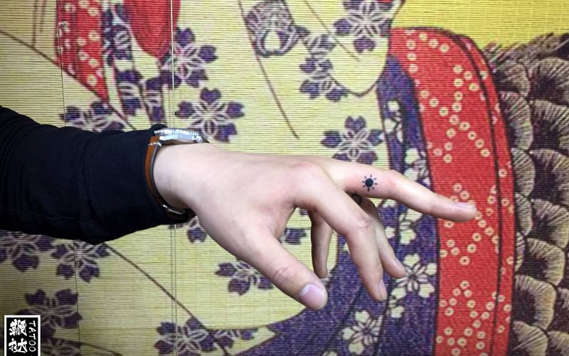 小不点儿纹身图片_手部纹身图案