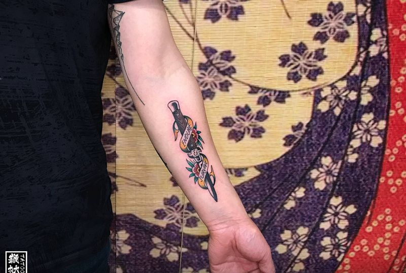 今日old school纹身图片_手臂Old School剑弹簧刀纹身图案