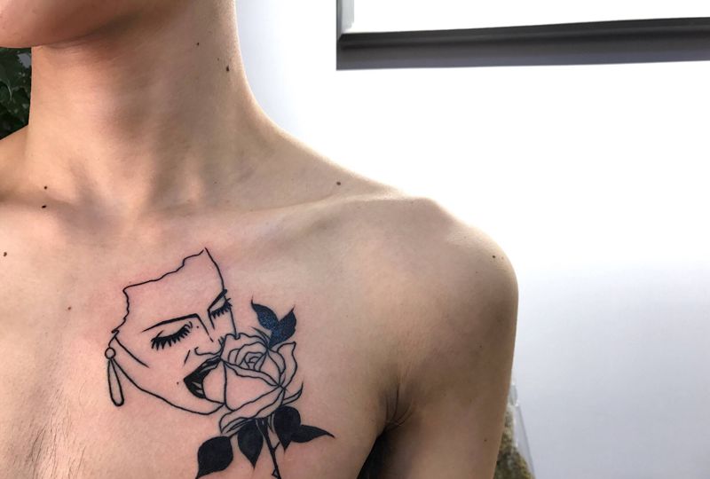 遮盖纹身图片_肩部胸部极简线条玫瑰纹身图案