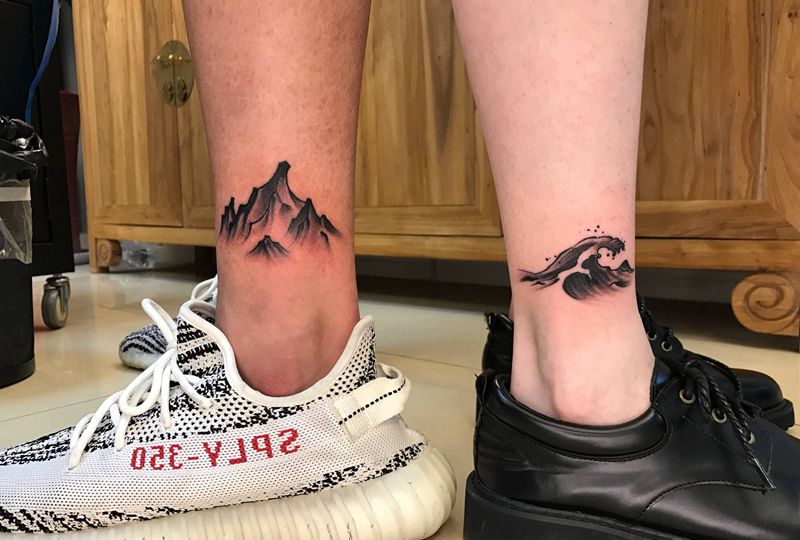 情侣纹身纹身图片_腿部脚部几何点刺山海浪脚踝纹身图案