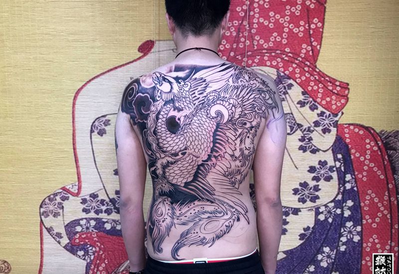 彩色凤凰第一步纹身图片_背部新传统凤凰纹身图案