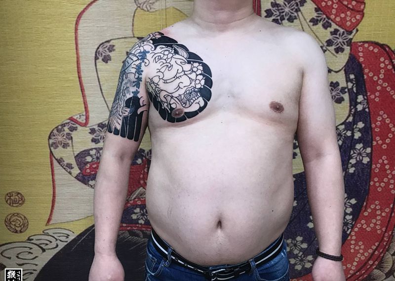 下次继续[嘿哈]纹身图片_胸部手臂老传统般若鱼纹身图案