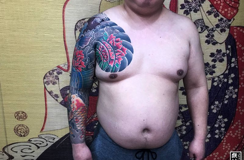 老日式完成[嘿哈]纹身图片_胸部手臂老传统鱼花纹身图案