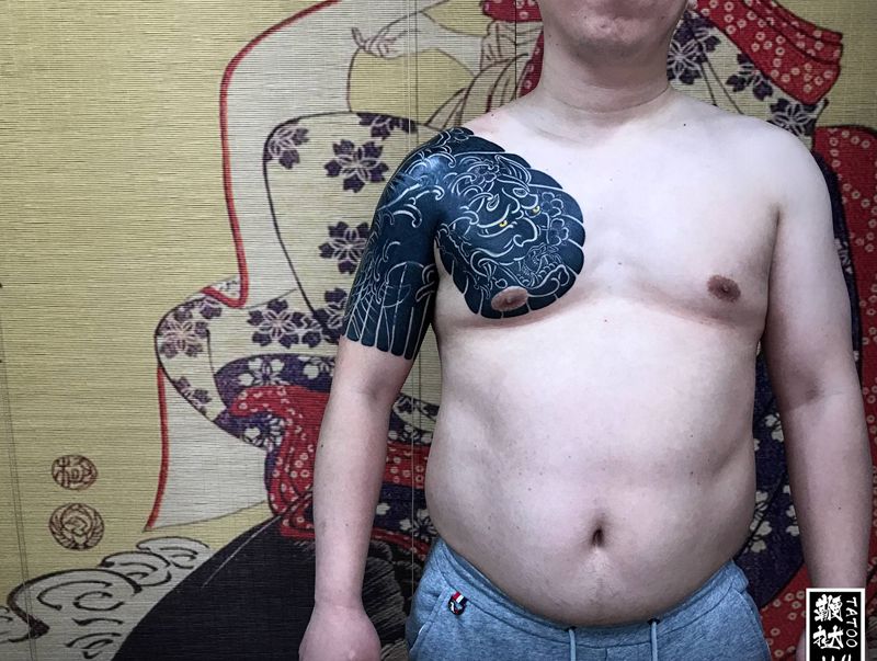 黑鲤黑般若遮盖纹身图片_胸部手臂老传统鲤鱼般若纹身图案