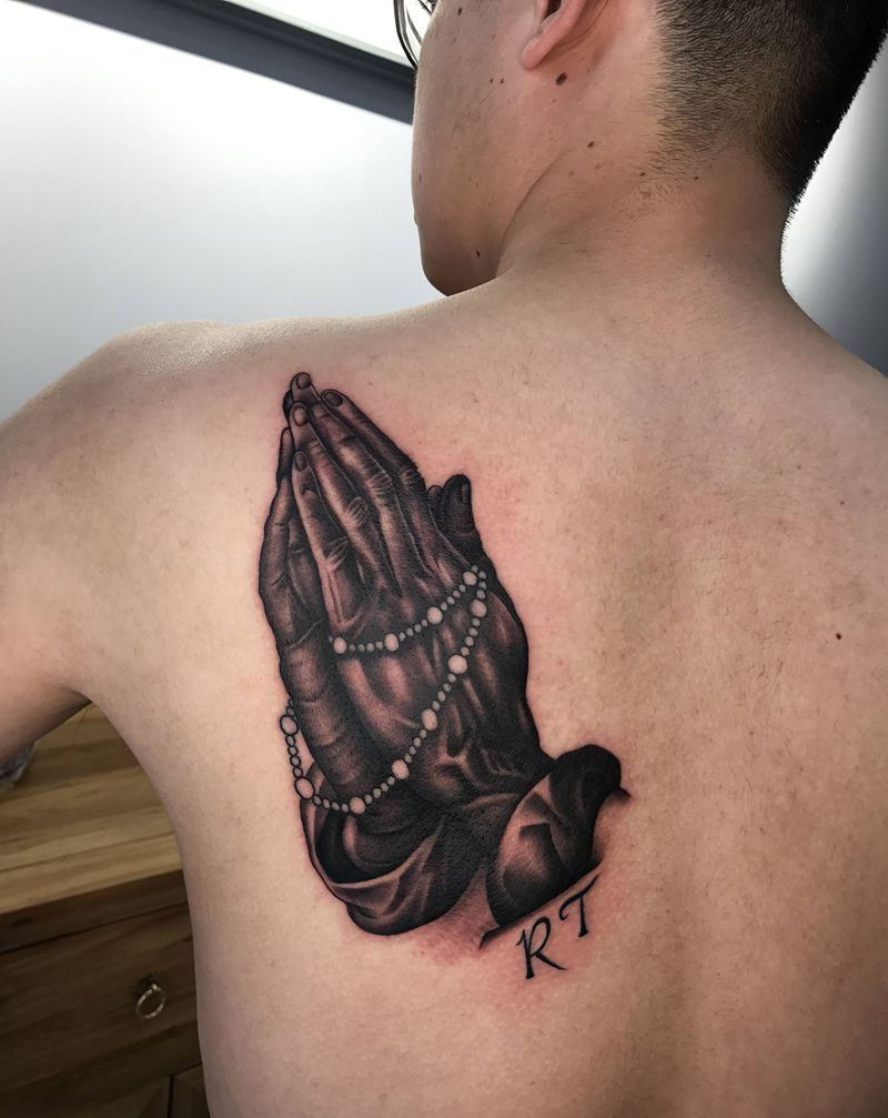 祈祷手纹身图片_背部肩部手祈祷手佛珠纹身图案