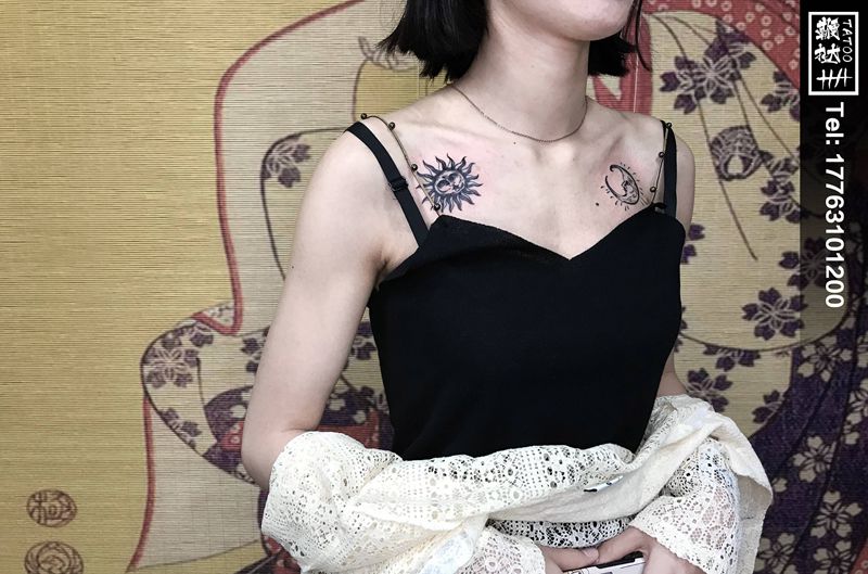 太阳和月亮的对肩纹身图片_肩部胸部纹身图案