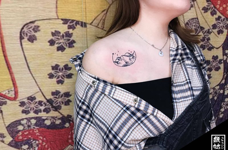 小山纹身图片_肩部纹身图案