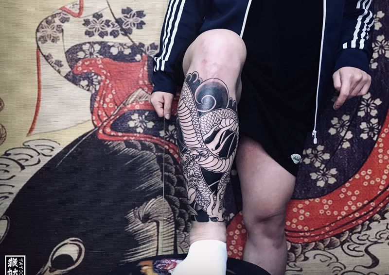 包小腿第一阶段纹身图片_腿部老传统龙纹身图案