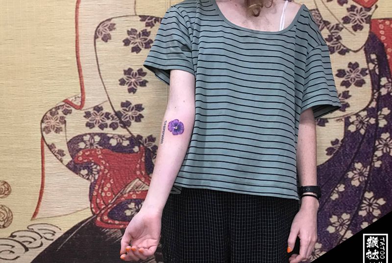 三色堇freestyle纹身图片_手臂三色堇纹身图案