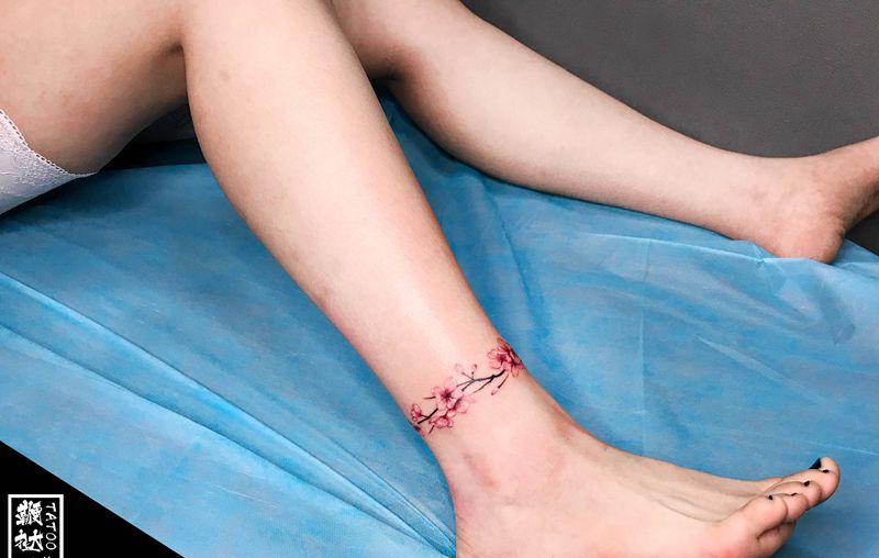 花花脚环纹身图片_脚部腿部花纹身图案