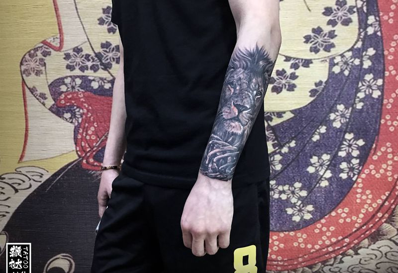 雄狮与骸骨[嘿哈]纹身图片_手臂欧美写实狮子纹身图案