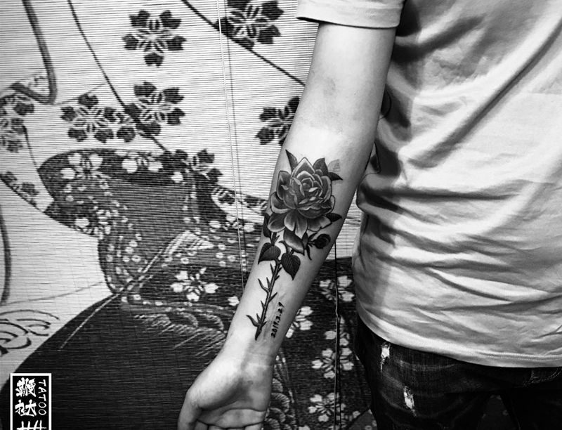 玫瑰纹身图片_手臂玫瑰纹身图案