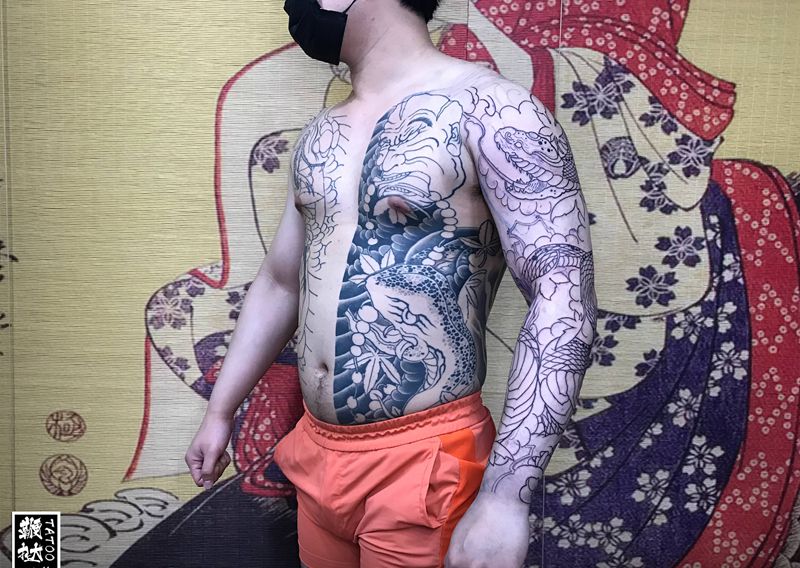 大蛇花臂第一阶,走线完成[嘿哈纹身图片_手臂新传统蛇纹身图案