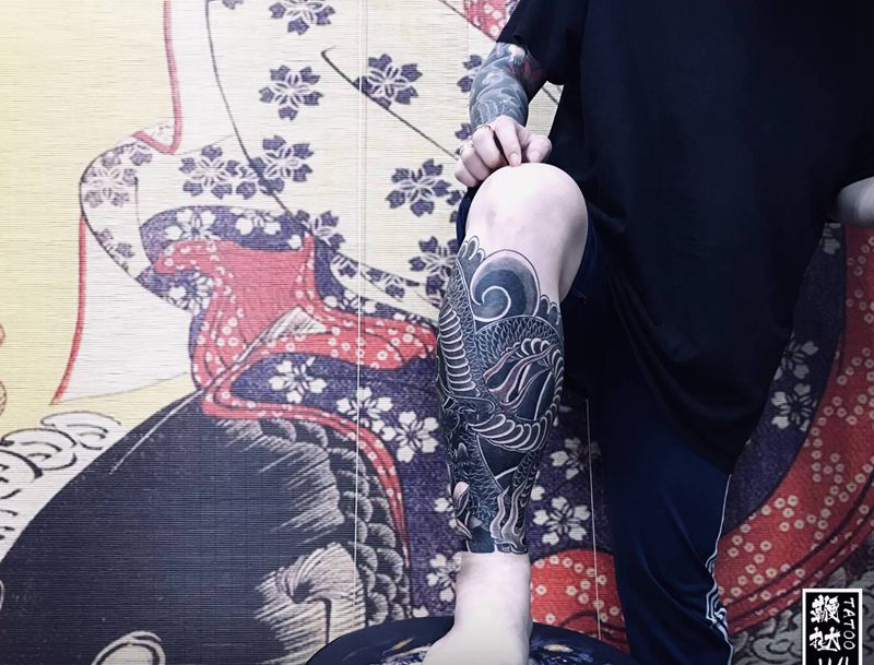 盘腿小黑龙纹身图片_腿部老传统龙纹身图案
