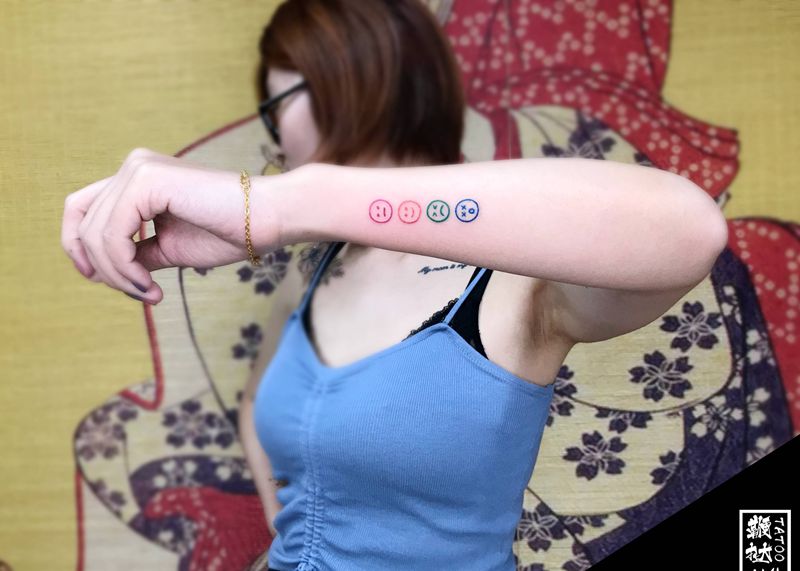 四表情纹身图片_手臂纹身图案