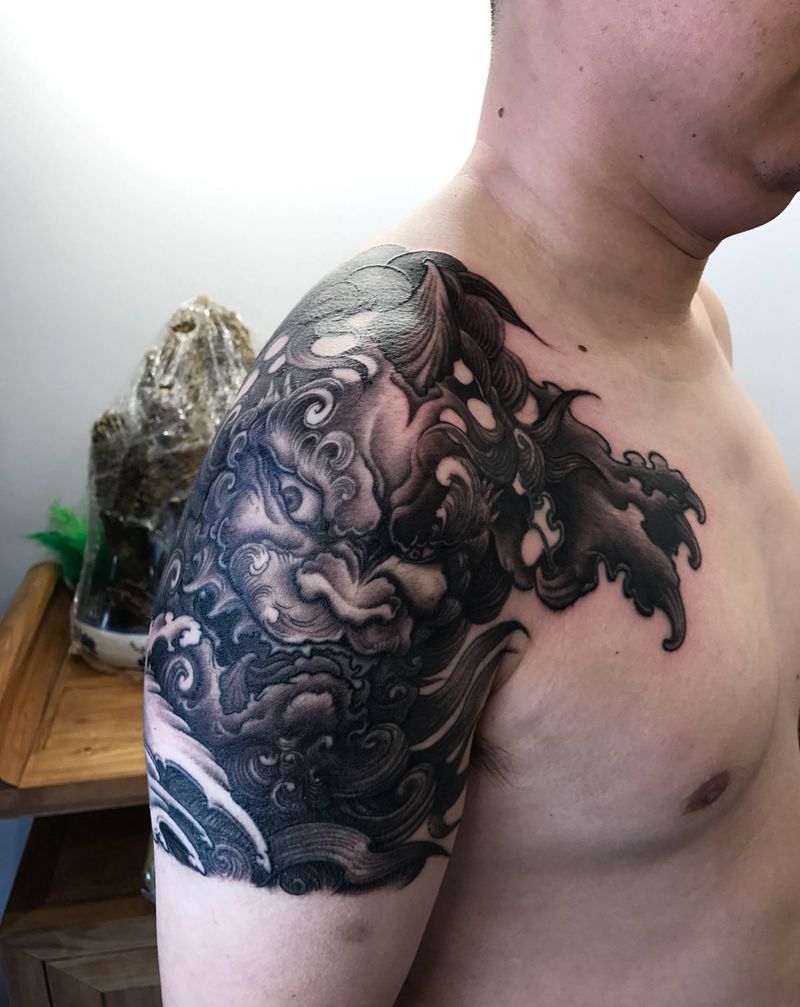 半成品未完纹身图片_肩部胸部新传统唐狮子爪子纹身图案