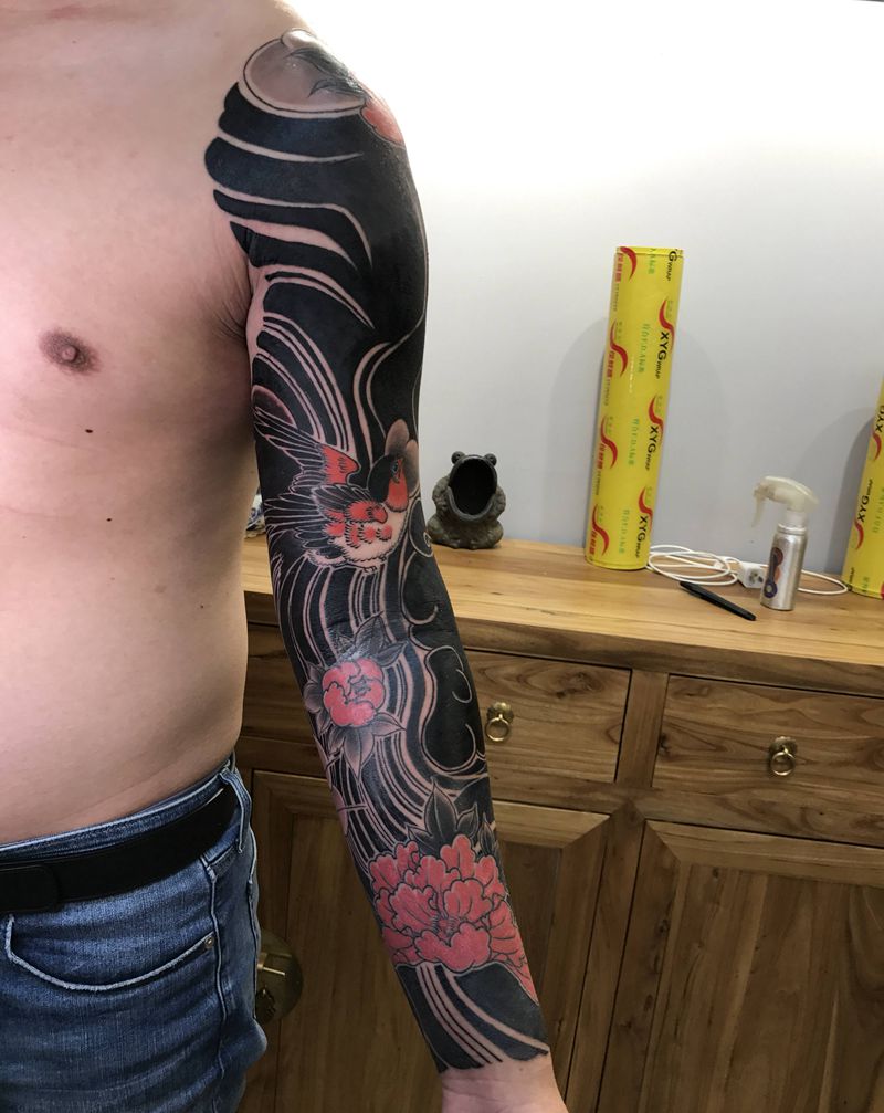 遮盖纹身图片_肩部手臂图腾老传统燕子牡丹花朵纹身图案