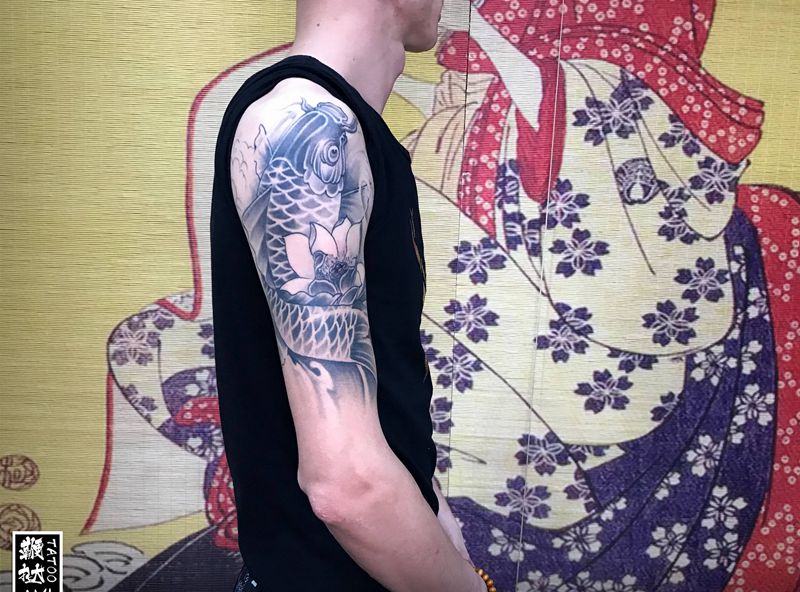 鲤鱼恢复效果纹身图片_手臂新传统鲤鱼纹身图案