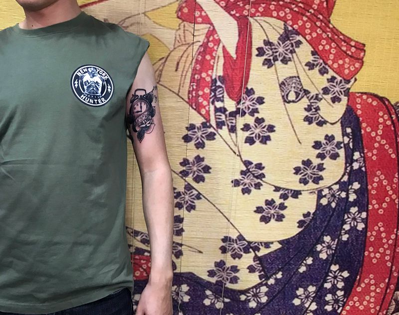 时间钟表纹身图片_手臂Old School钟表纹身图案