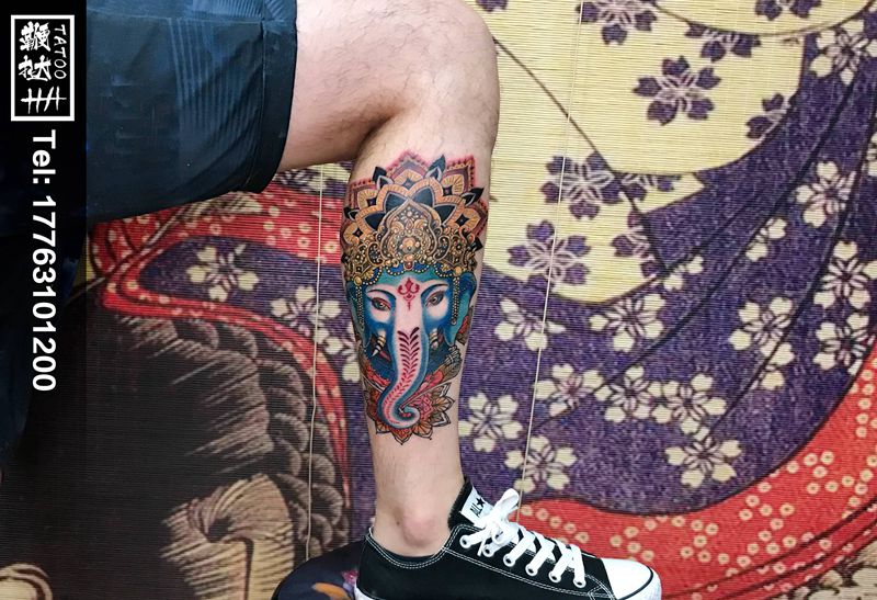象神上色纹身图片_腿部新传统象神纹身图案