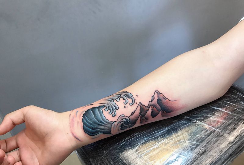 小遮盖纹身图片_手臂手部水彩水墨海浪山山海纹身图案