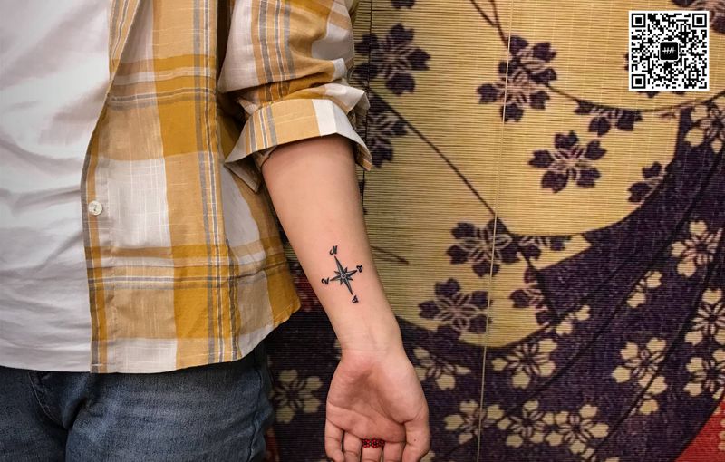 指南针纹身图片_手臂指南针纹身图案