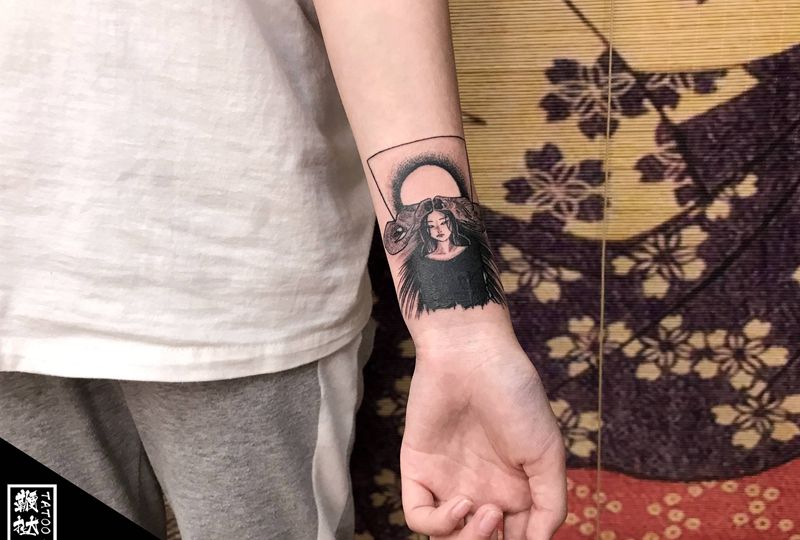 女像遮盖纹身图片_手臂女纹身图案