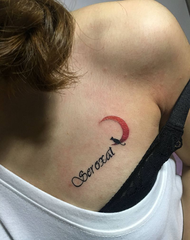 月亮上的喵纹身图片_胸部小清新纹身图案