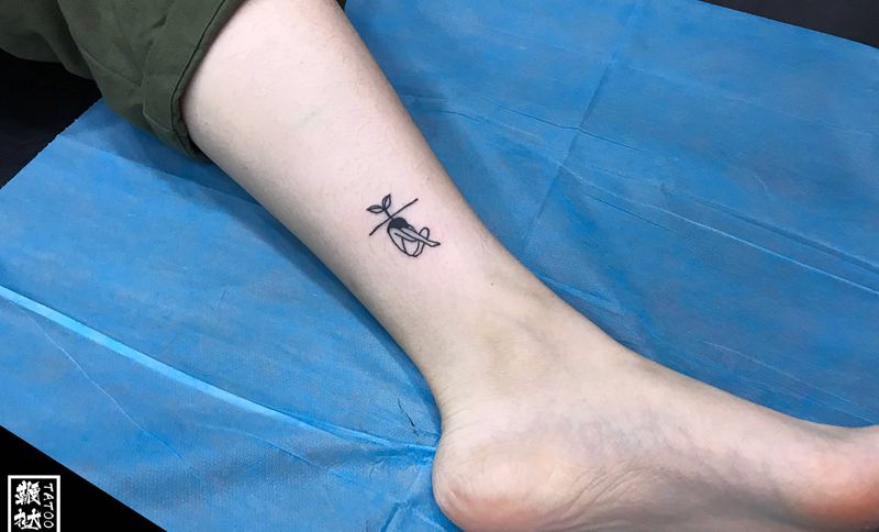 小芽纹身图片_腿部纹身图案