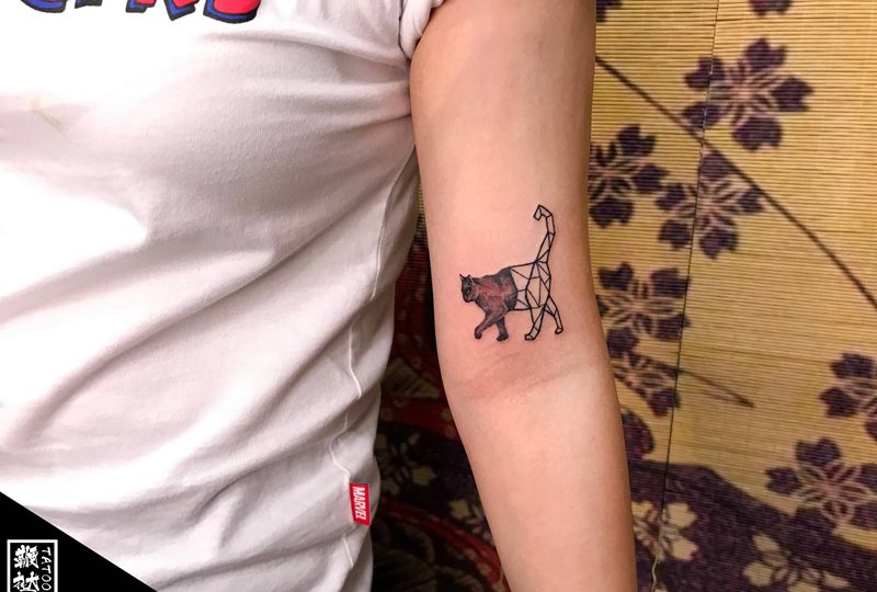 啊咪纹身图片_手臂点刺猫咪纹身图案